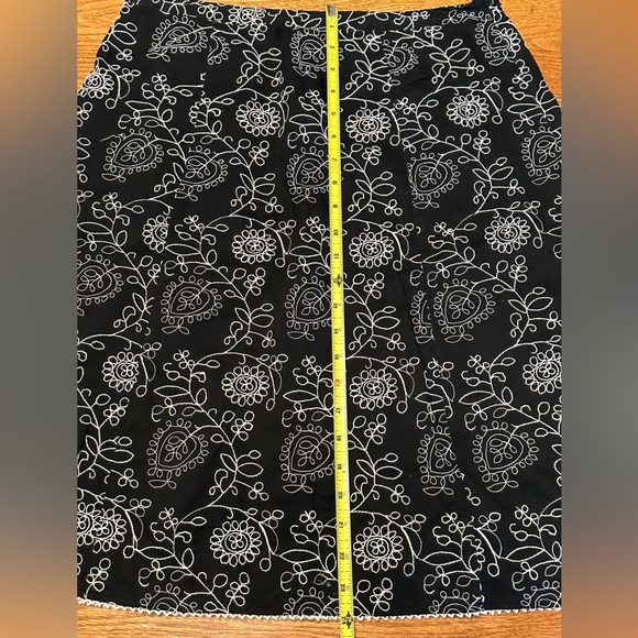 Van Heusen Black Cream Embroidered A line Skirt Side Invisible Zipper Size 6 - Picture 7 of 7